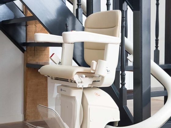 Handicare stairlift Freecurve Elegance powered footrest 800x1200