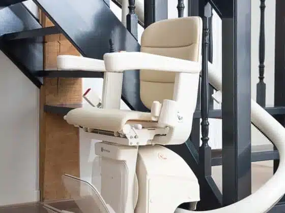 Handicare stairlift Freecurve Elegance powered footrest 800x1200