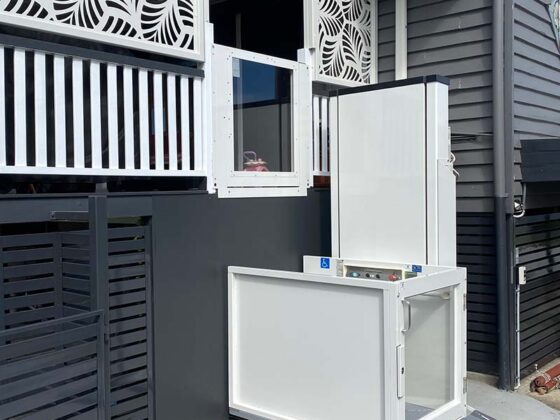 Savaria Multilift VPL residential lower landing 800x1200