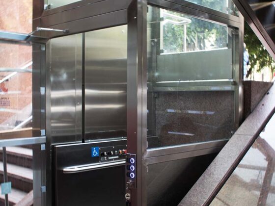 V-1504高级版电梯配备不锈钢轿厢和框架，带玻璃外壳和门嵌件