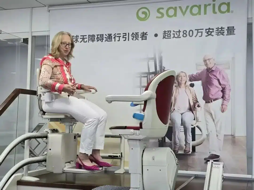 加拿大驻华大使梅倩林体验萨瓦瑞亚座椅电梯 加拿大驻华大使梅倩林体验萨瓦瑞亚座椅电梯