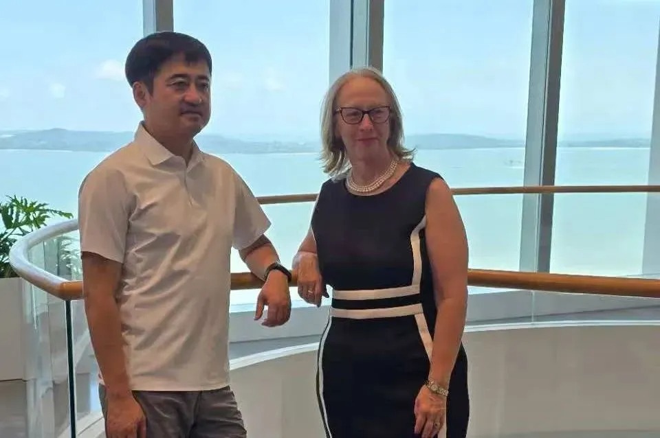 梅倩林大使还与安踏体育的丁世忠 梅倩林大使还与安踏体育的丁世忠