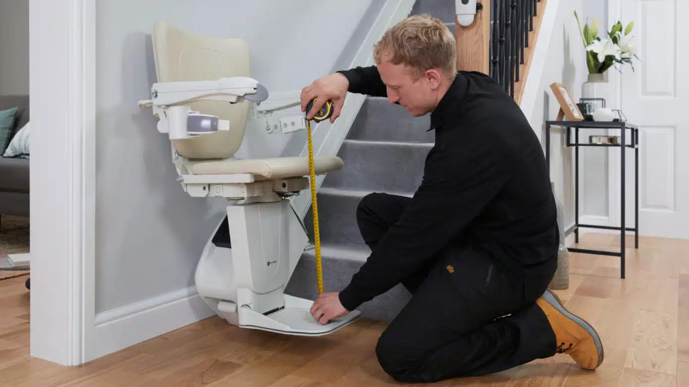 工程师在测量座椅电梯