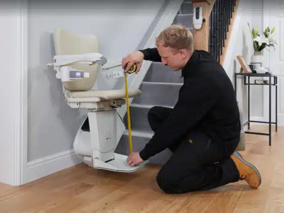 工程师在测量座椅电梯