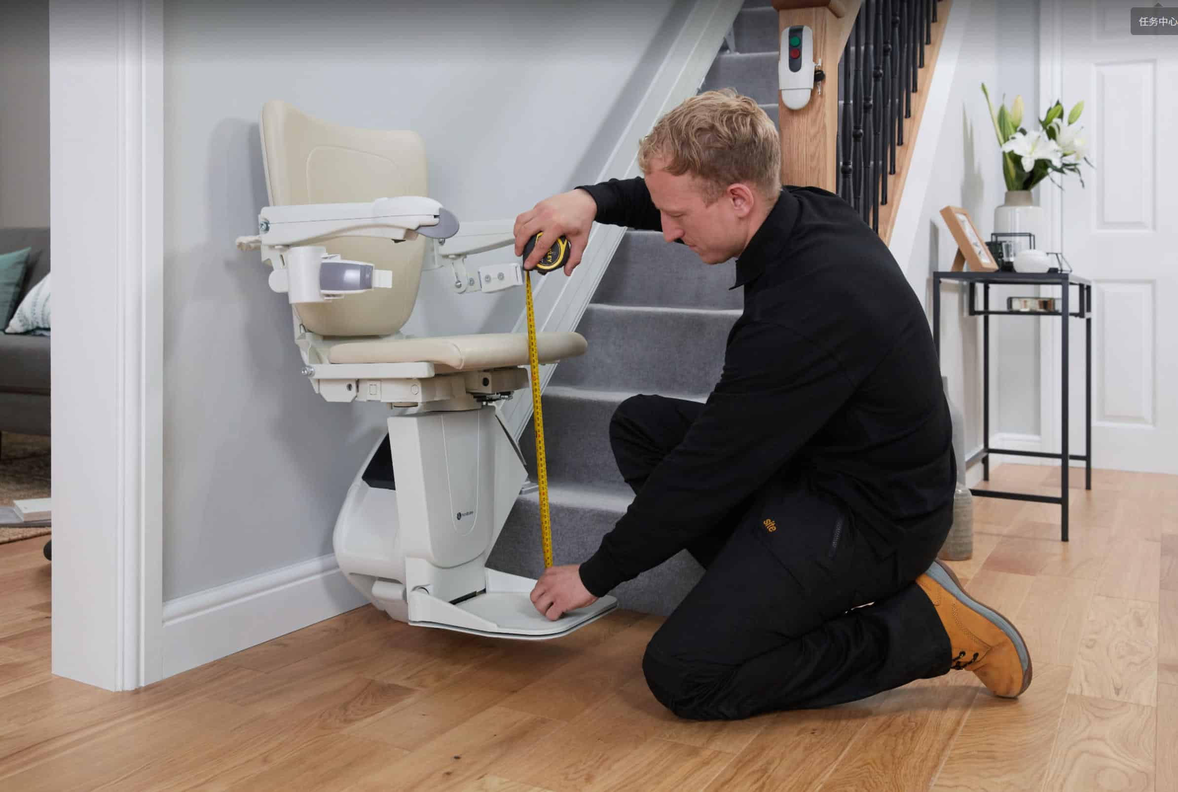 工程师在测量座椅电梯