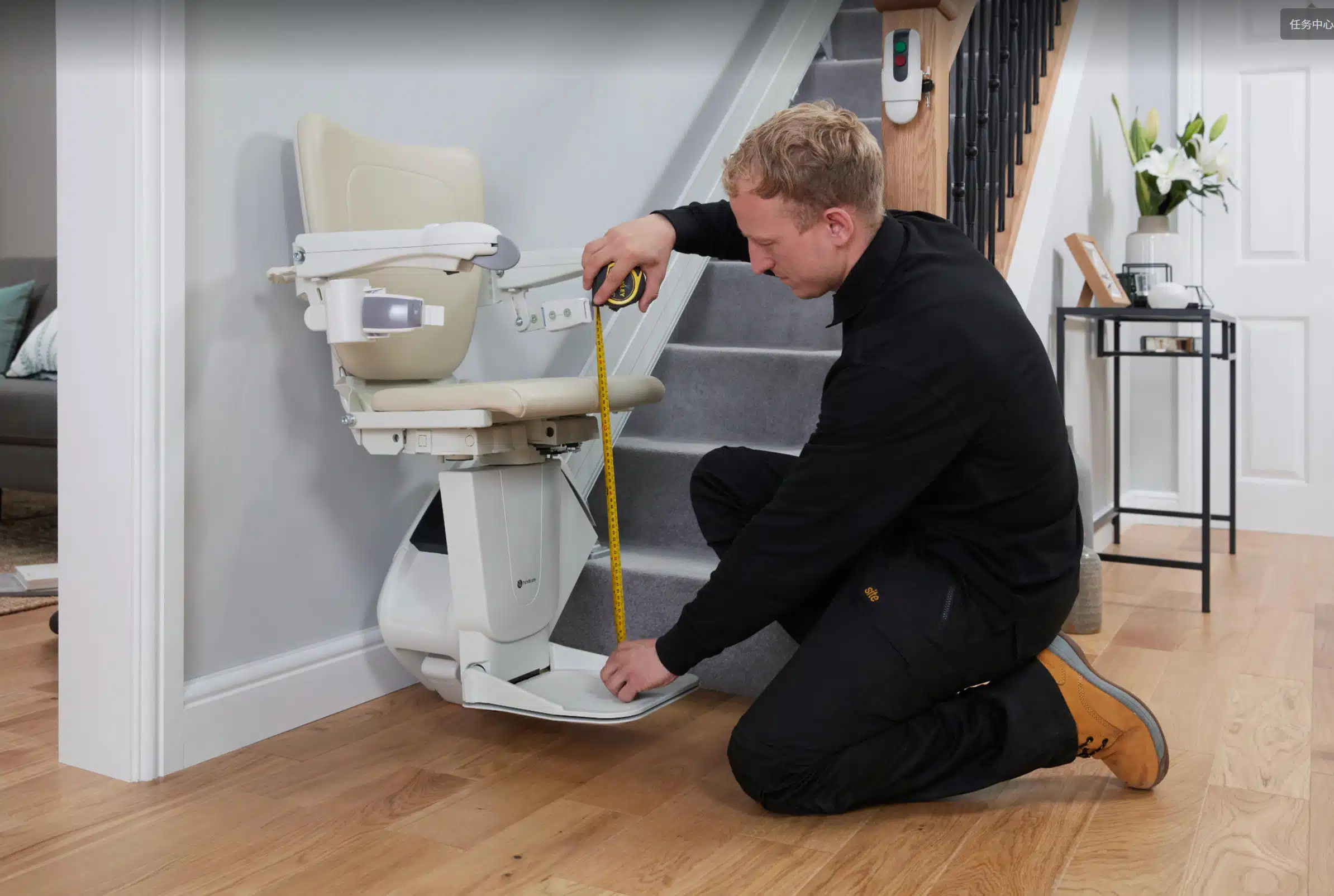 工程师在测量座椅电梯 工程师在测量座椅电梯